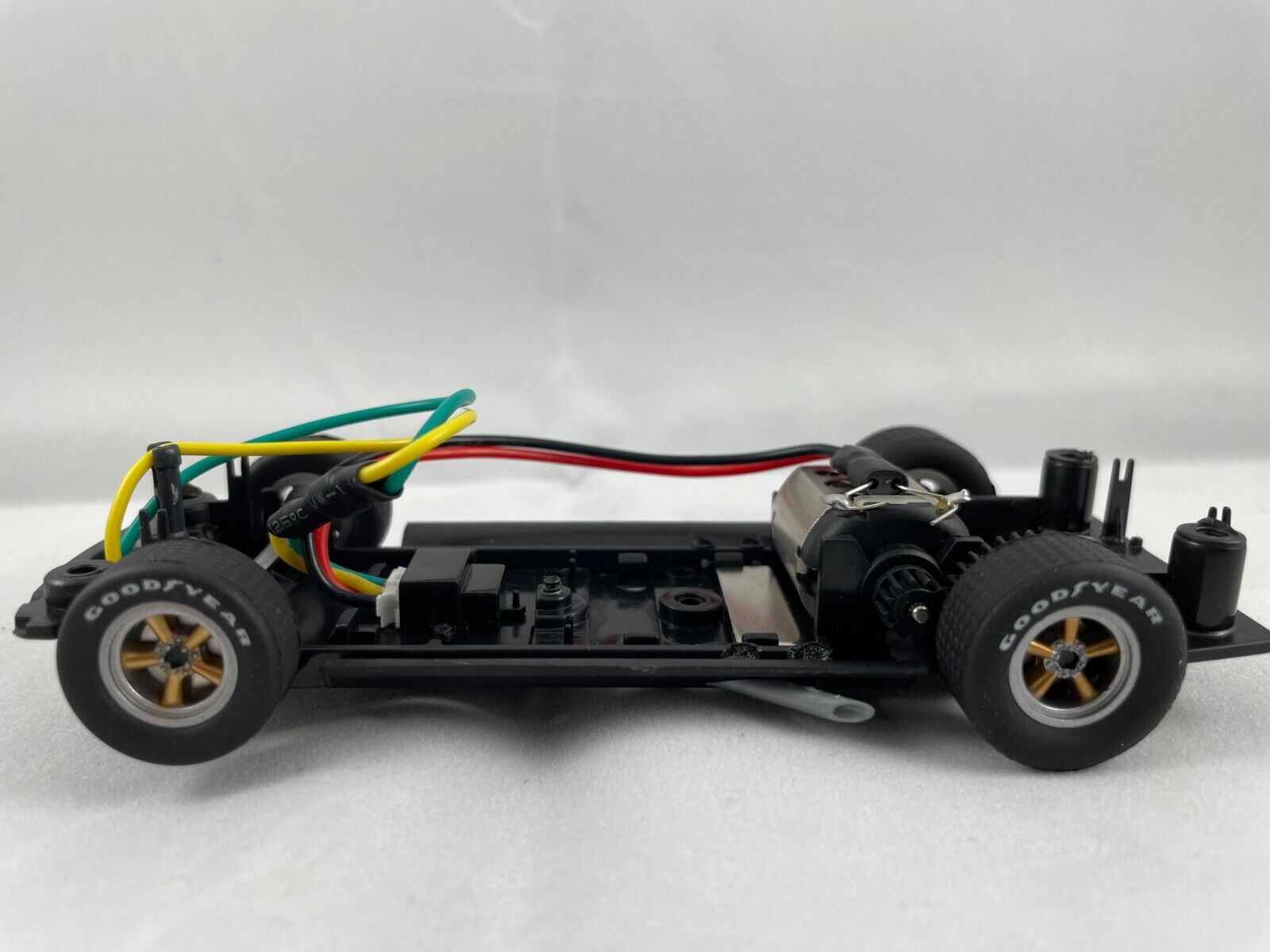 CH202224 PIONEER MUSTANG / CAMARO RTR RACE CHASSIS SILVER / GOLD AR RIMS