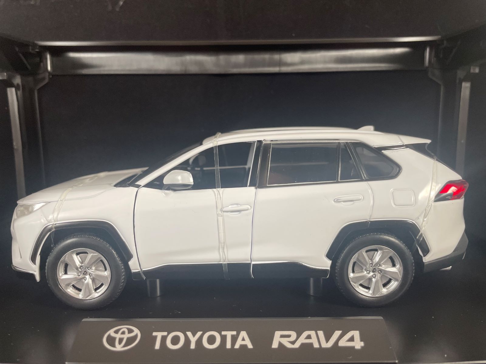DDA124002 DDA COLLECTABLES TOYOTA RAV 4 WHITE 1:24 SCALE DIECAST MODEL