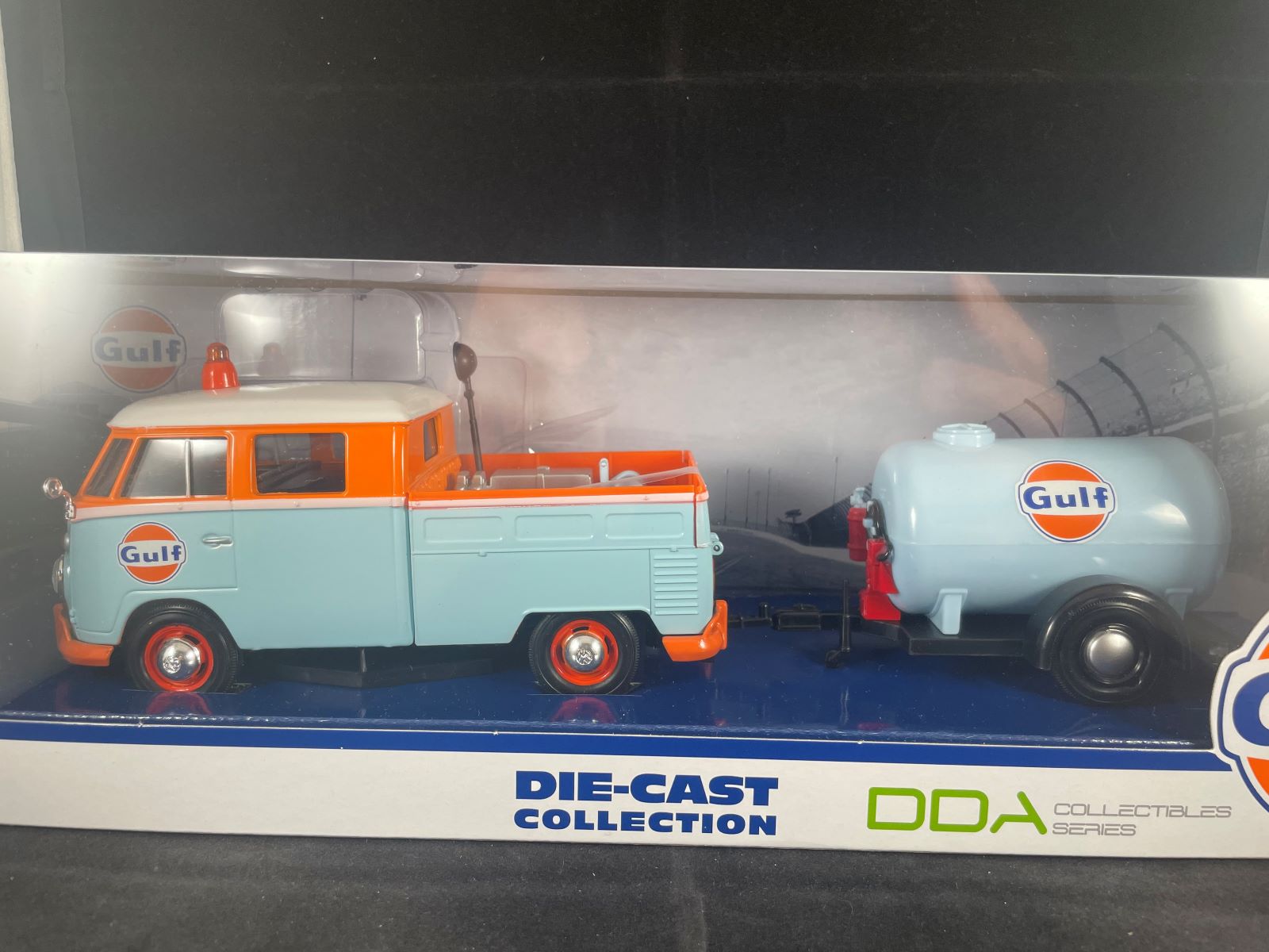DDA79610 DDA COLLECTABLES VW PICK UP WITH OIL TANK TRAILER GULF 1:24 SCALE DIECAST MODEL