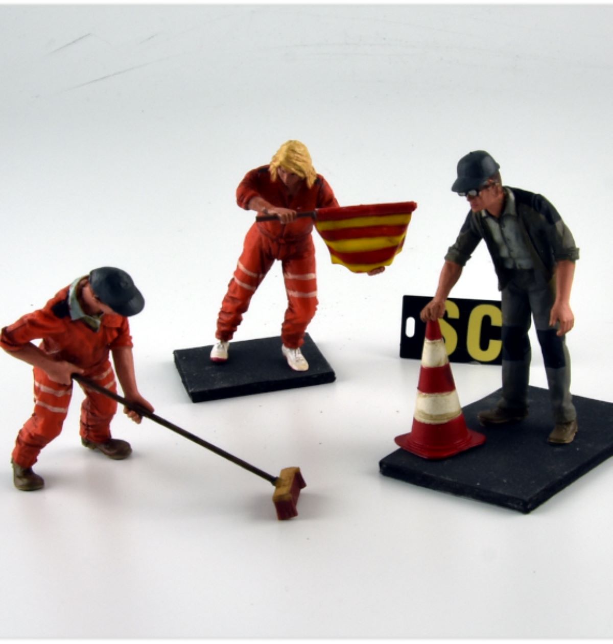 COFLM132002M LE MANS MINIATURES SET #1 RACE TRACK MARSHALLS 1:32 SCALE FIGURINE