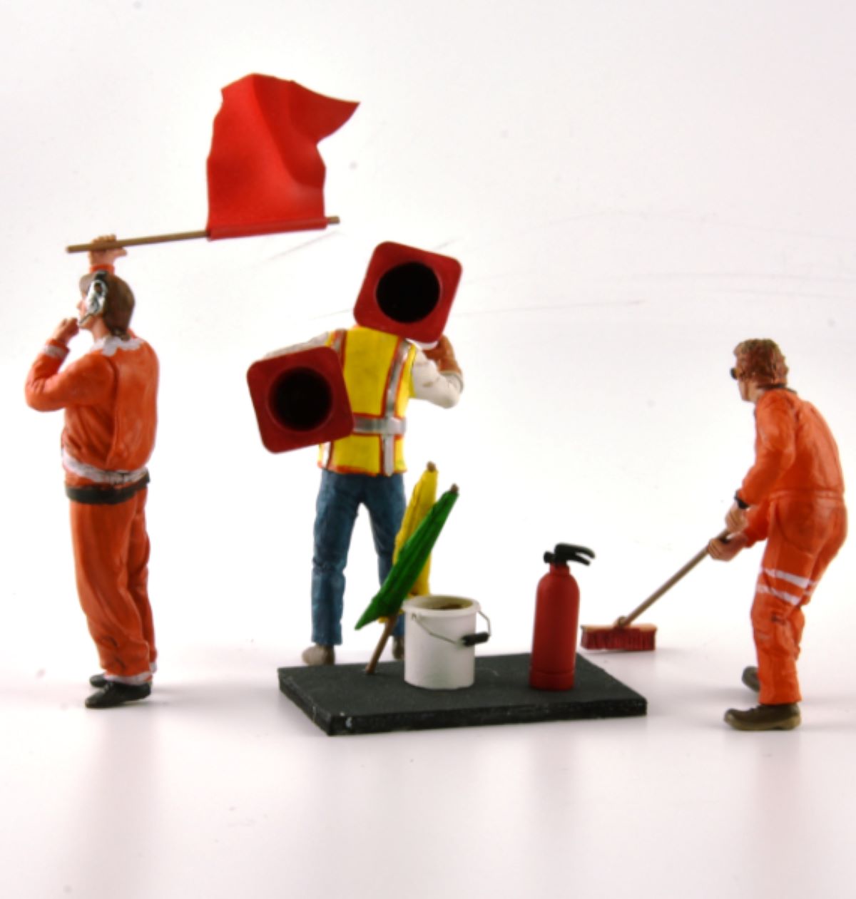 COFLM132003M LE MANS MINIATURES SET #2 RACE TRACK MARSHALLS 1:32 SCALE FIGURINES